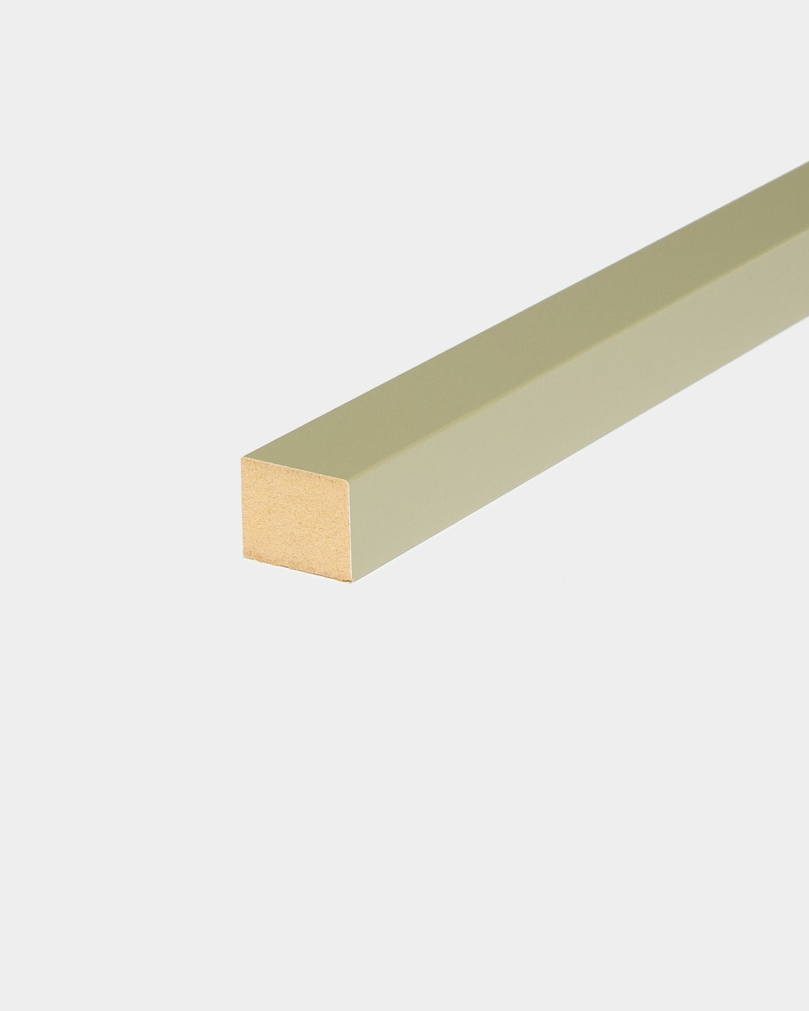 WoodUpp End Lamella in Moss, 2,2 cm: lungo tassello con finitura verde e estremità in legno a vista, progettato per l’installazione su Akupanel Pannello acustico o telaio in MDF.